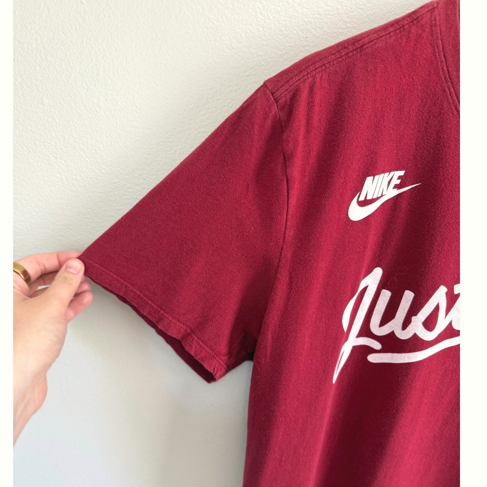 Nike Mens Just Do It Graphic Tee Maroon Red Athletic Cut Short Sleeve Shirt Sz L - Picture 3 of 4